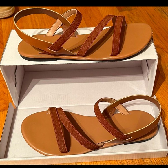 Brown flat sandals - Picture 1 of 3